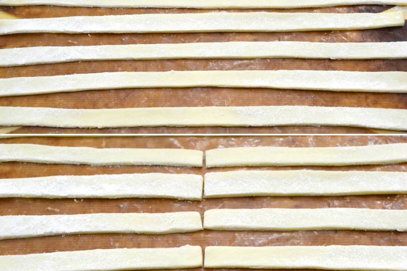 2 tagliare strisce di sfoglia