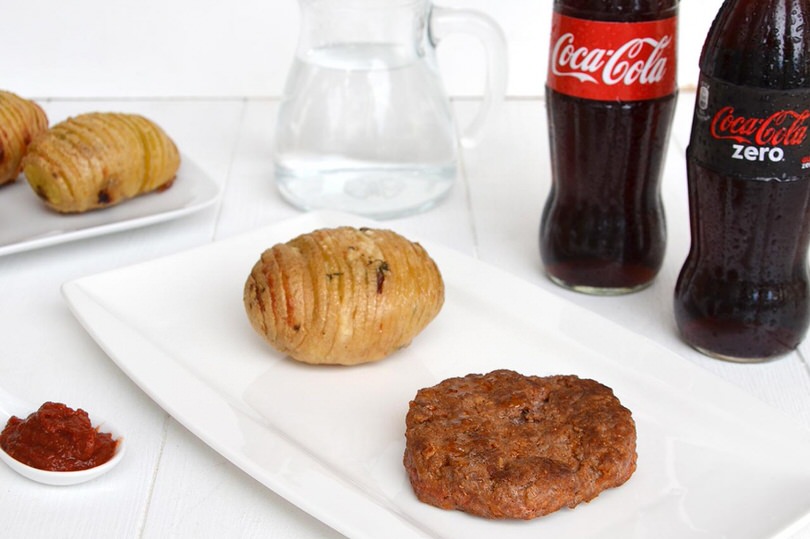 Hamburger salsa harissa con patate hasselback