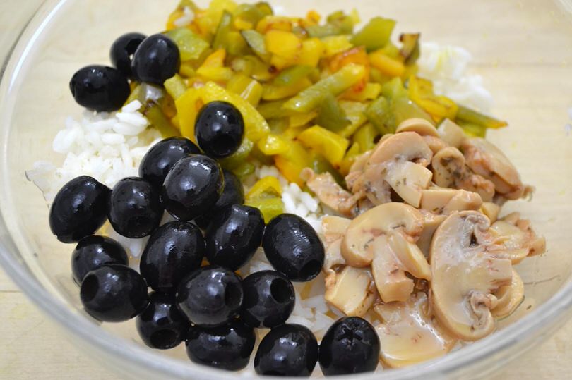 aggiungere funghi olive peperoni