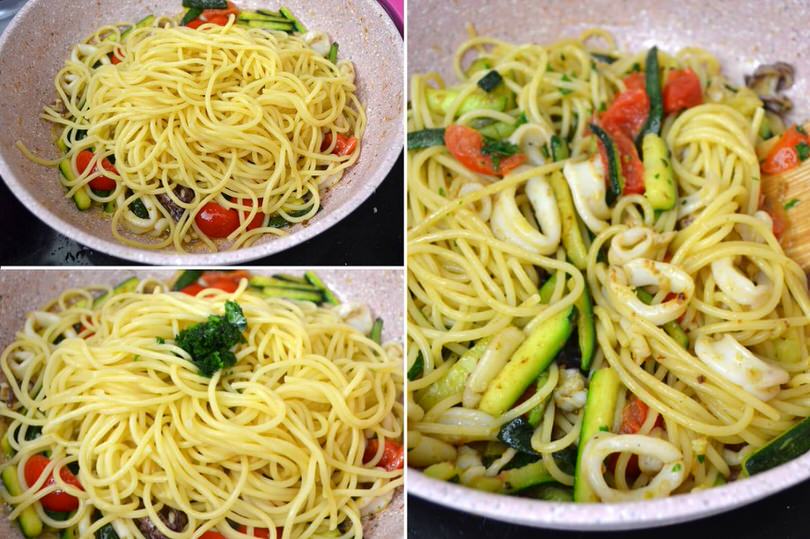 aggiungere pasta e prezzemolo