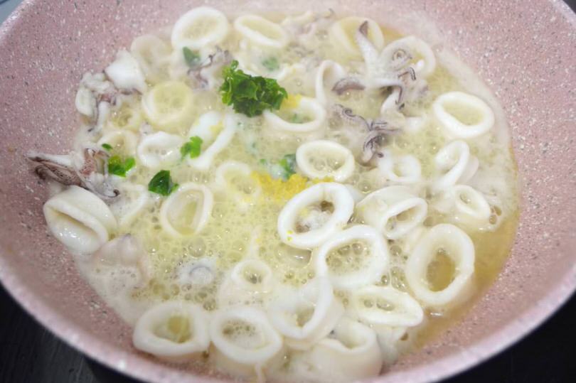 aggiungere prezzemoli e buccia limone