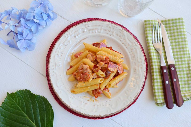 penne con peperoni e prosciutto