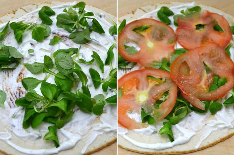 2 aggiungere tzaziki insalata pomodori