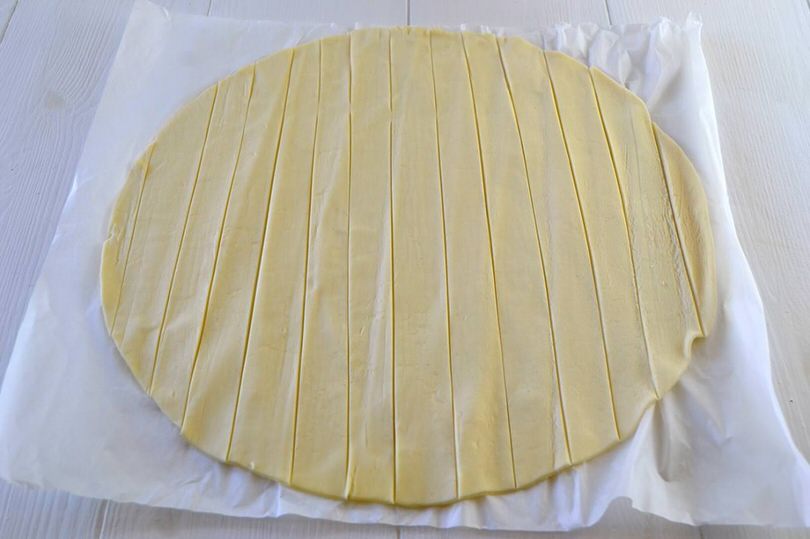 1-tagliare-strisce-di-pasta-sfoglia