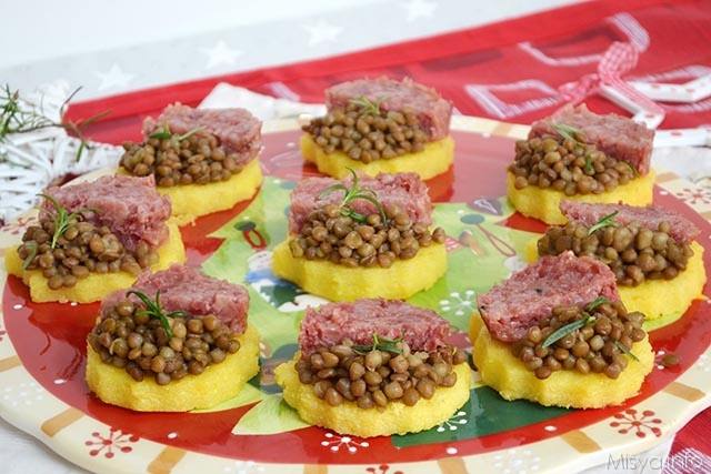 tartine-di-polenta-lenticchie-e-cotechino