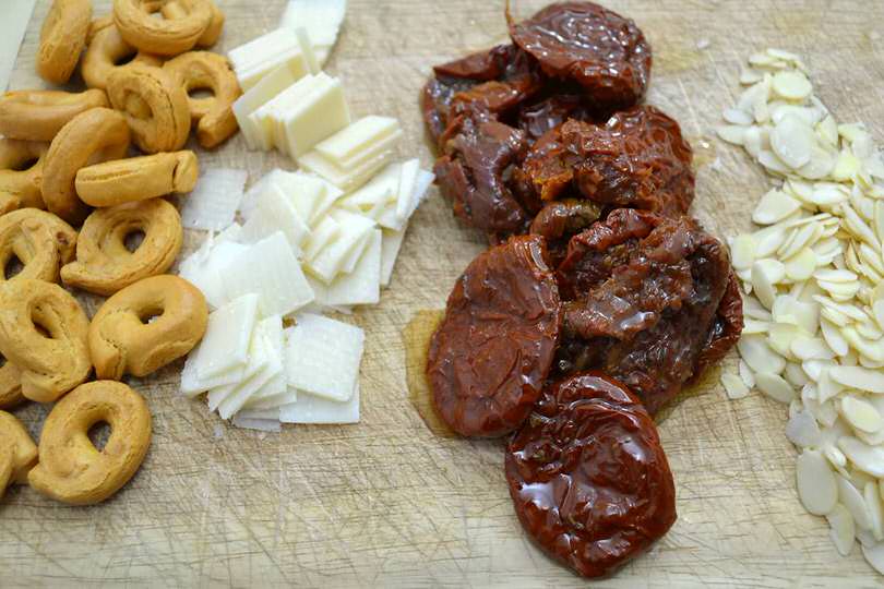 1 pomodori mandorle taralli