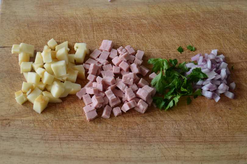 1 tagliare prosciutto e formaggio
