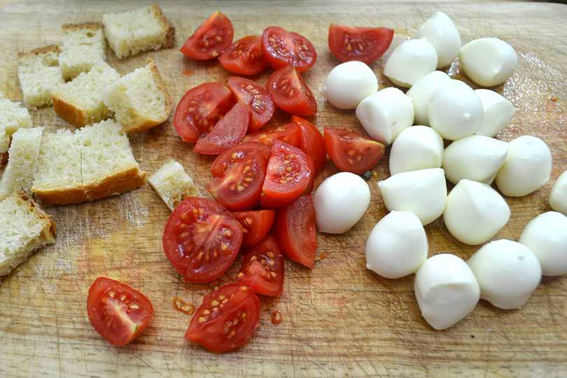 1 tagliare pomodorini e pane