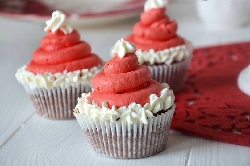 Santa-hat-cupcakes