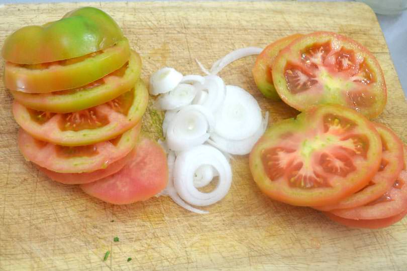 2 tagliare pomodori e cipolle