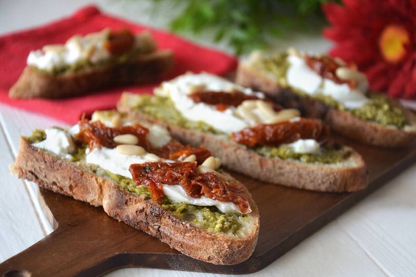 bruschette con pesto burrata
