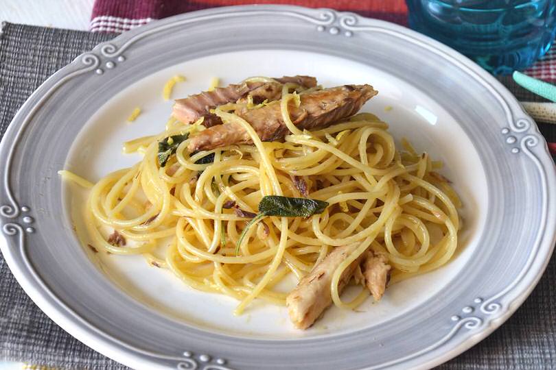 Pasta con sgombro e salvia