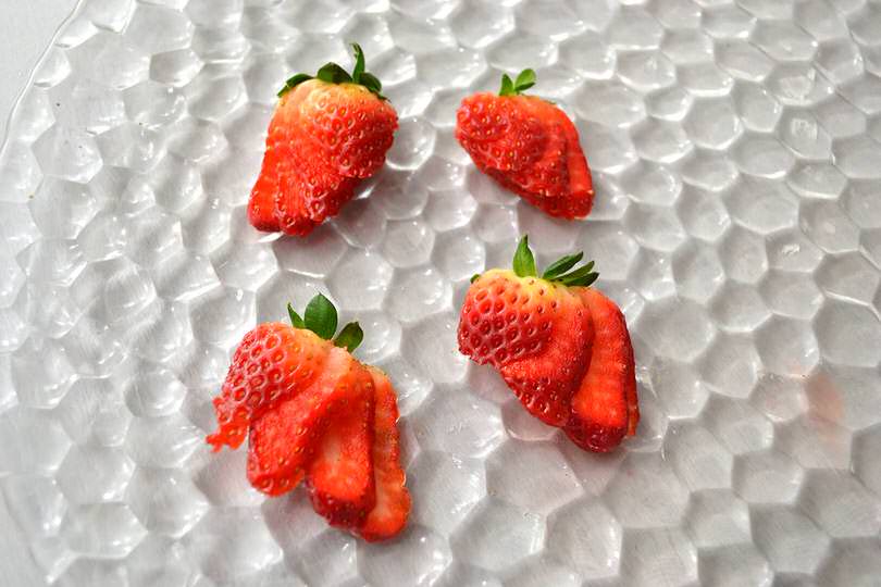 tagliare fragole a ventaglio