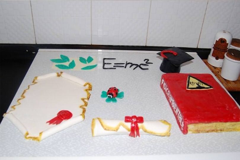 Torta di laurea con pasta di zucchero Ricetta di Misya