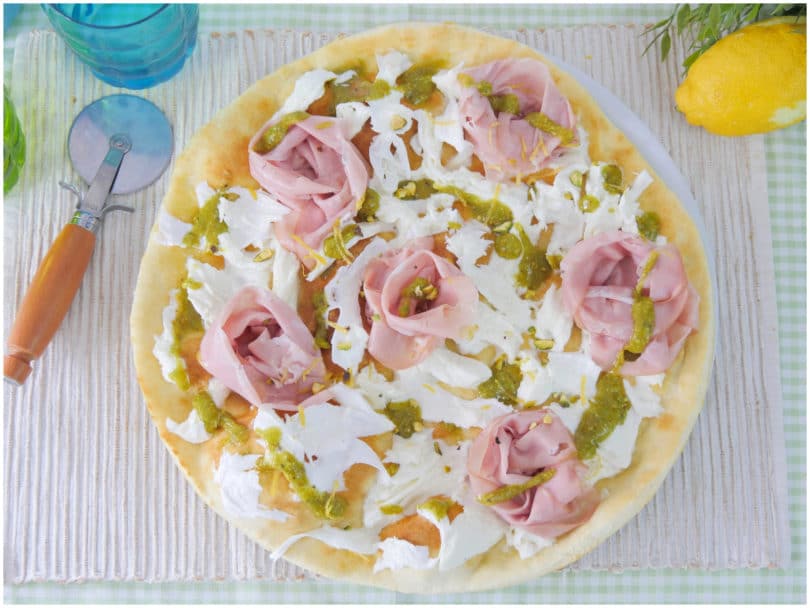Pizza con mortadella e pistacchi - Ricetta di Misya