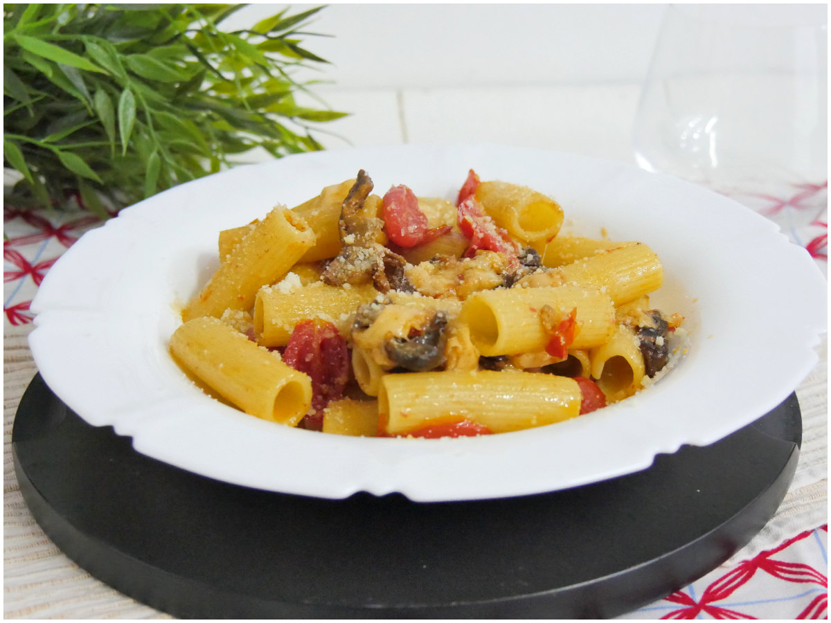 Pasta con lardo e funghi