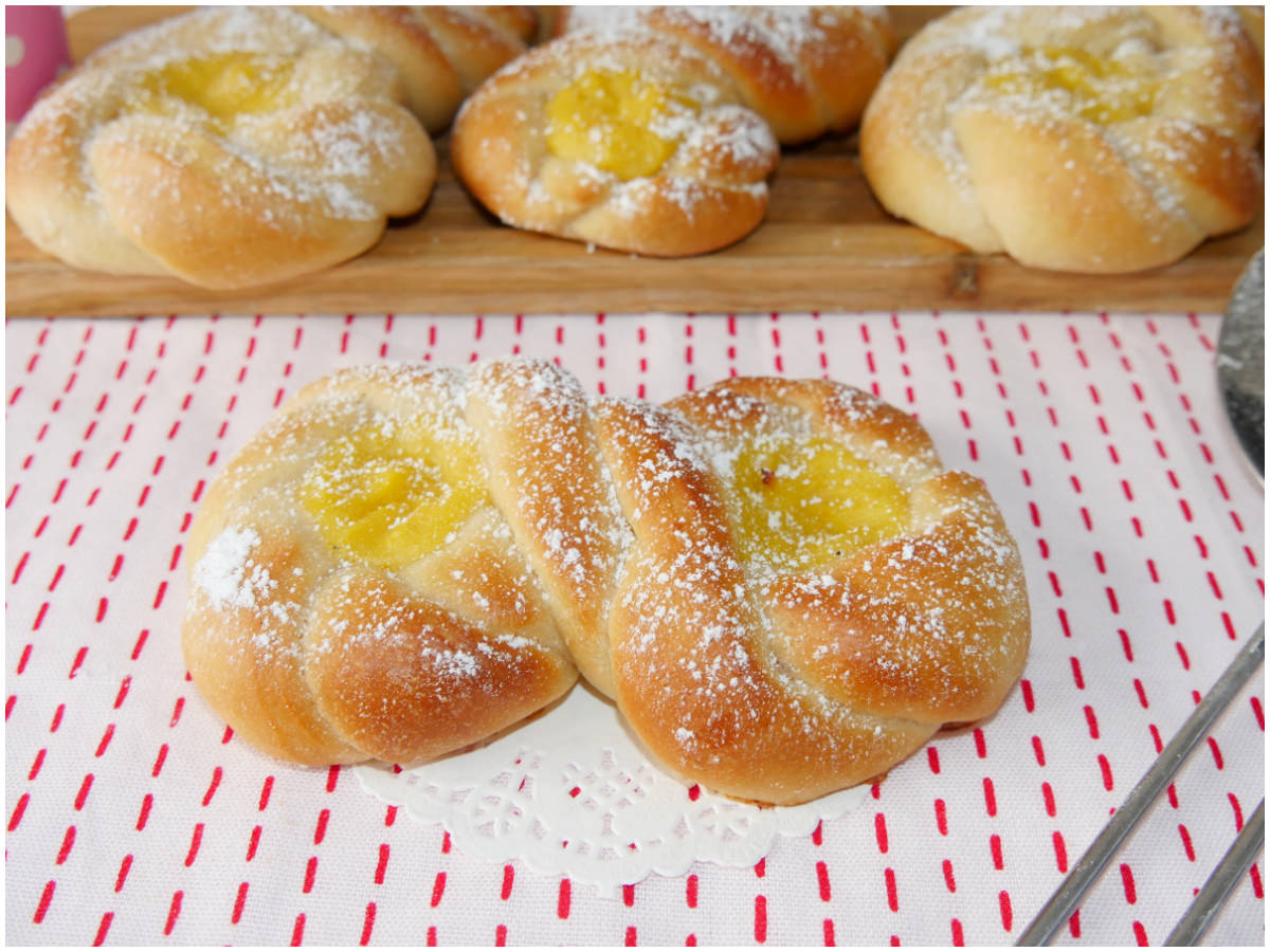 Brioche intrecciate alla crema