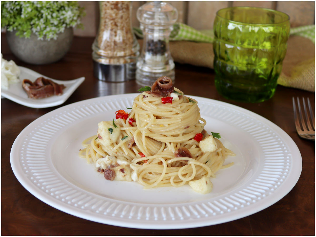Pasta acciughe e mozzarella