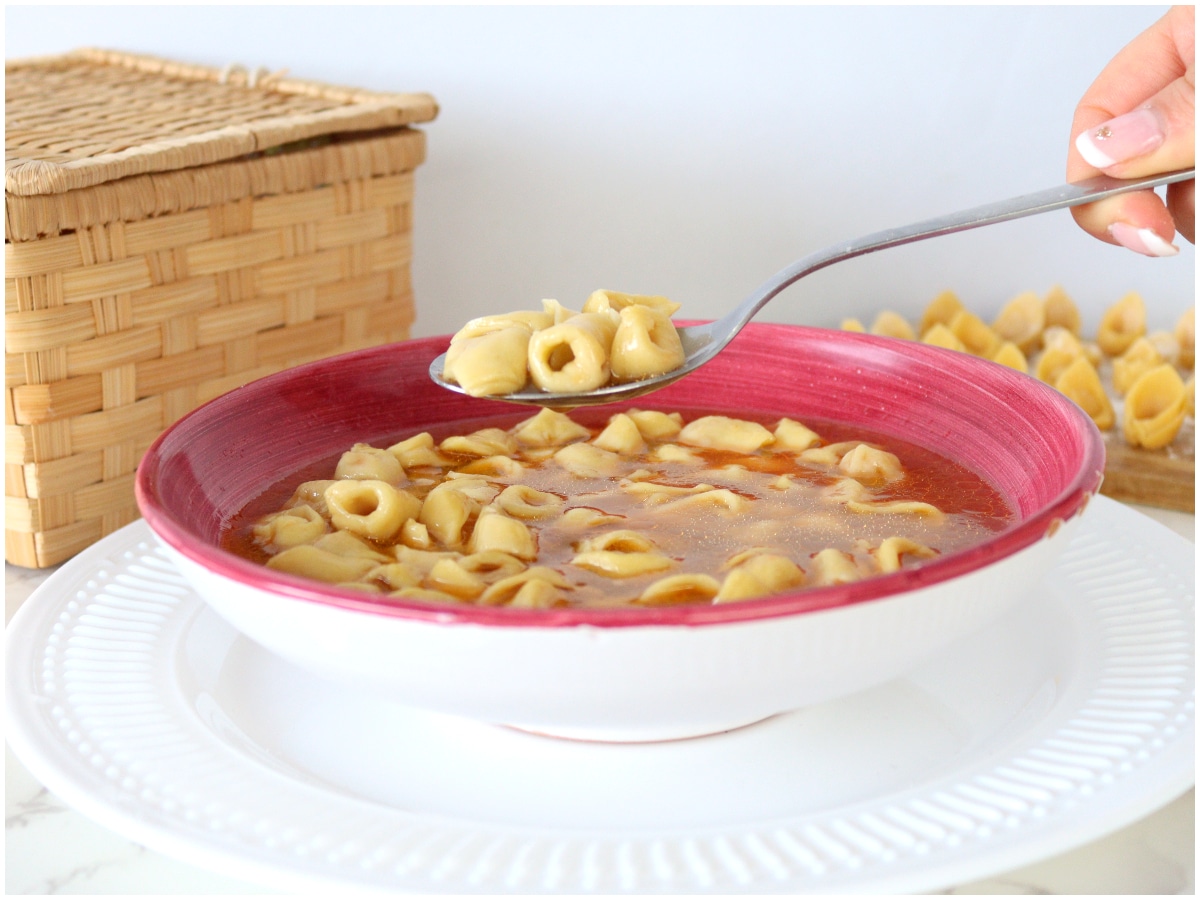 Tortellini in brodo: Ricetta e Dosi per un buon Brodo di carne (passo passo)