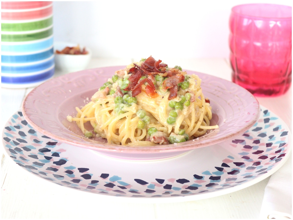 Spaghetti alla robiola piselli e speck