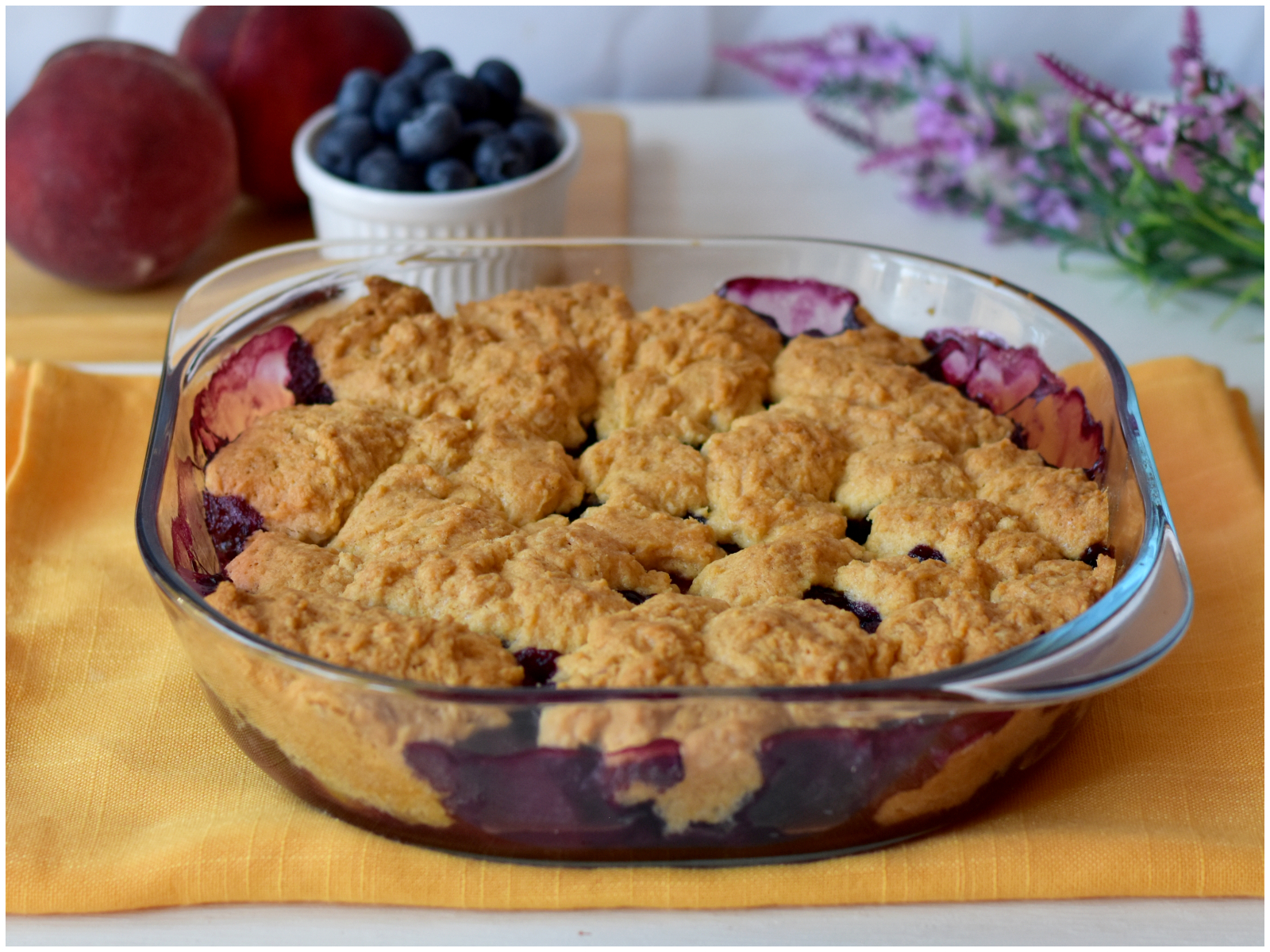 Cobbler di pesche e mirtilli